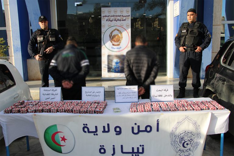 شرطة تيبازة توقيف شخصين وحجز 11 ألف كبسولة من المخدرات في عمليتين متفرقتين