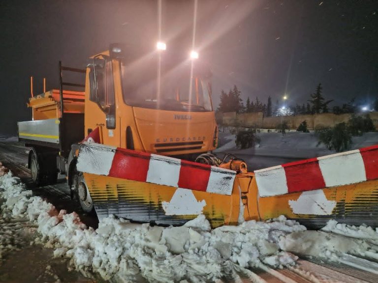 الأشغال العمومية تواصل مجهوداتها لتأمين حركة المرور بعد تقلبات الطقس في مختلف الولايات