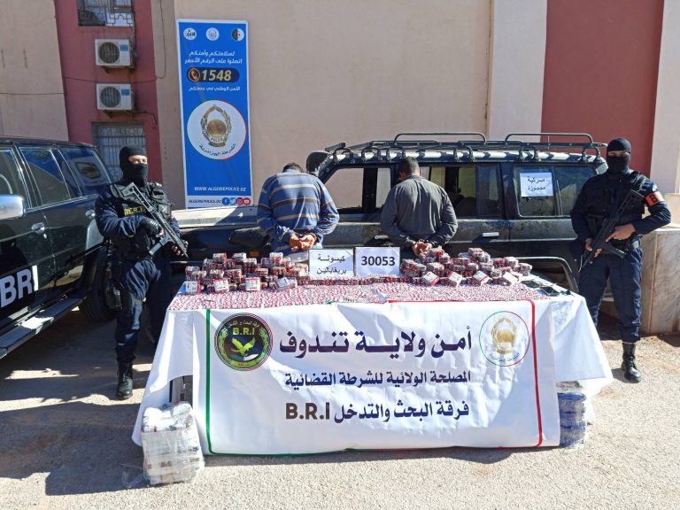 فرقة البحث والتدخل بأمن ولاية تندوف تفكك شبكة إجرامية مختصة في ترويج المخدرات وتحجز أكثر من 30 ألف كبسولةب