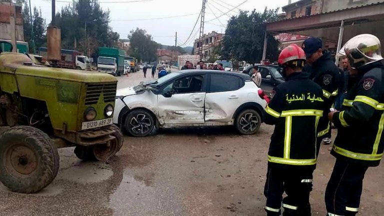 تمالوس: إصابة شخص في حادث اصطدام سيارة سياحية بجرار زراعي