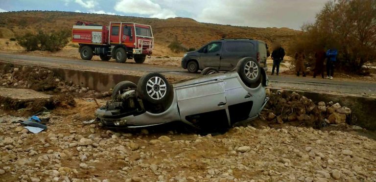 انقلاب سيارة إثر اصطدام بشاحنة على الطريق الوطني 46A