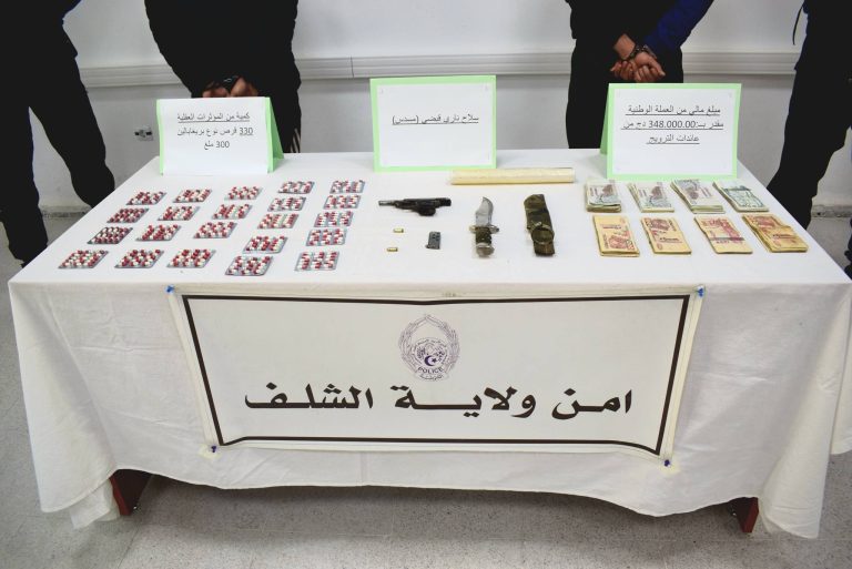 الشلف – توقيف شخصين وتحصيل كميات كبيرة من المخدرات والأسلحة