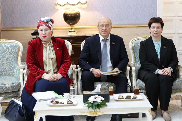 رئيس المجلس الشعبي الوطني يستقبل وفد بيلاروسي لتعميق الشراكة الاقتصادية والتعاون البرلماني