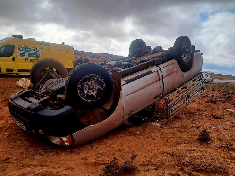 إصابة ثلاثة أشخاص في حادث انقلاب سيارة نفعية بالطريق الوطني رقم 107 بالبيض