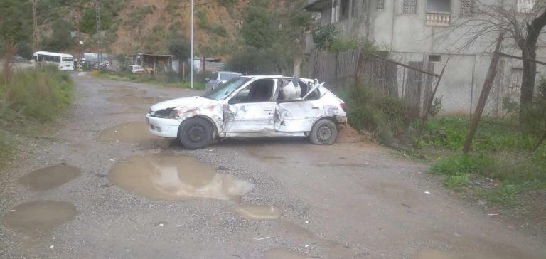 إصابة خمسة أشخاص في حادث اصطدام تسلسلي بين سيارة وشاحنة وحافلة صغيرة في جيجل