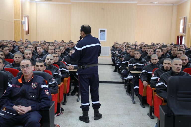 ملحقة آفلو تنظم حملة تحسيسية للمتربصين الجدد حول مخاطر وسائل التواصل الاجتماعي