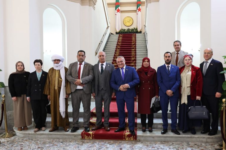 وفد برلماني بيلاروسي يلتقي نائب رئيس مجلس الأمة وممثلي وزارة الصناعة لتعزيز التعاون