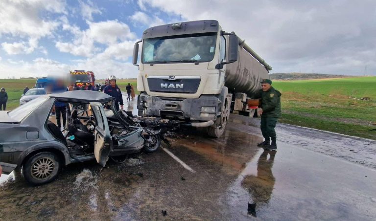 وفاة شخصين إثر حادث اصطدام بين سيارة وشاحنة بصهريج في البويرة
