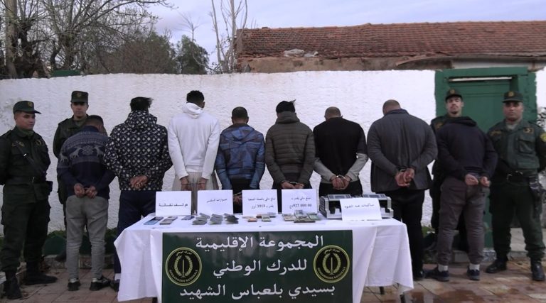 الدرك الوطني بسيدي بلعباس يوقف شبكة تتكون من 08 أشخاص بتهمة مخالفة التشريع والتنظيم الخاصين بالصرف وحركة رؤوس الأموال من وإلى الخارج