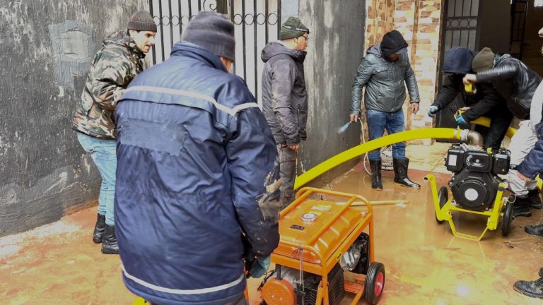 تدخل استباقي لرفع مخلفات الأمطار بخميس مليانة في عين الدفلى