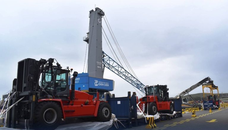 ميناء جن جن يعزّز قدراته اللوجستية باقتناء رافعات شوكية جديدة
