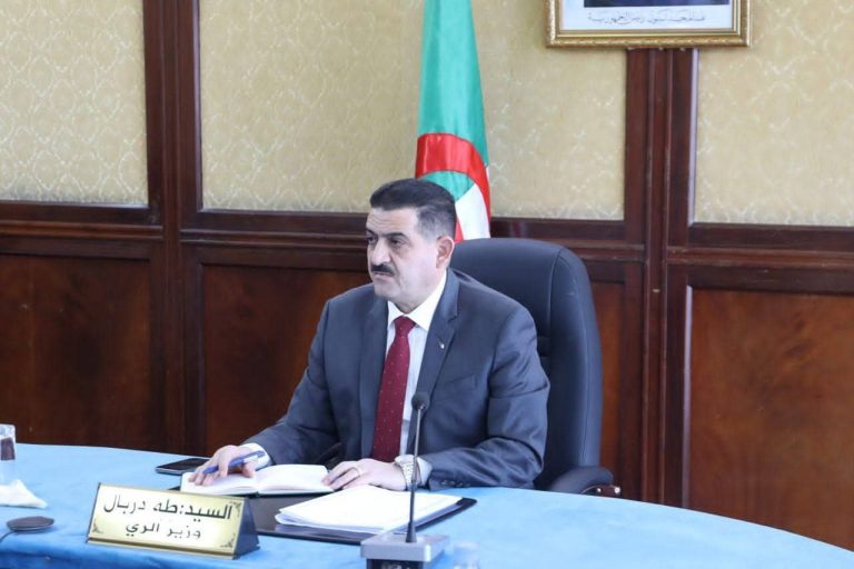 طه دربال وزير الري يترأس اجتماع عمل لتقييم وضعية الخدمات العمومية للمياه بسكيكدة