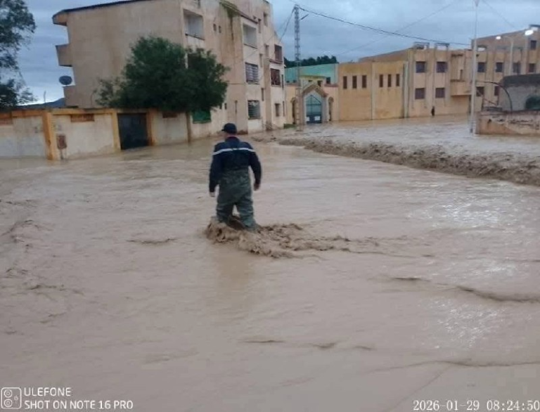ارتفاع مياه وادي أرهيو في غليزان يغلق الطريق الوطني رقم 90