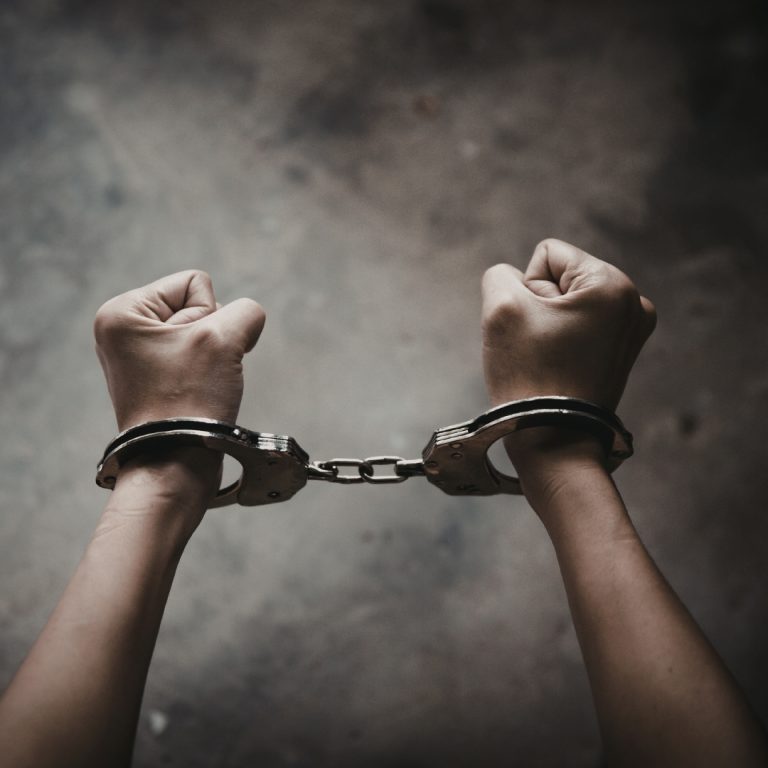 شرطة سيدي بلعباس توقف 370 شخصًا خلال شهر ديسمبر بعد تنفيذ أوامر قضائية