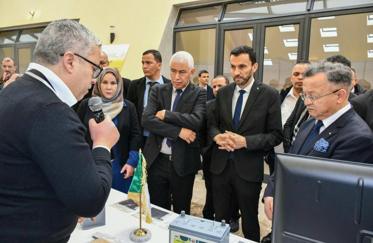 وزير اقتصاد المعرفة يعلن إنشاء تجمعات للمؤسسات الناشئة داخل الجامعات خلال صالون منتجات البحث PNR