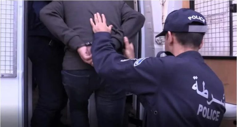 فرقة مكافحة الجرائم الاقتصادية والمالية بأمن سوق أهراس توقف موظفين لاستغلال بطاقة زبون