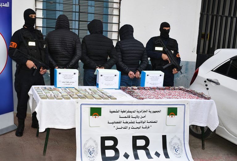 عناصر فرقة البحث والتدخل بأمن قالمة توقّف 3 أشخاص وتسترجع مركبتين ومبلغ مالي بعد حجز 4680 كبسولة مؤثرات عقلية