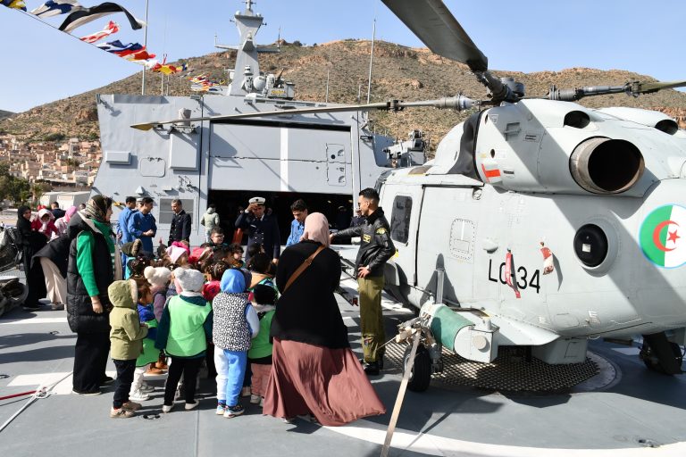 القوات البحرية الجزائرية تنظم أبوابًا مفتوحة بالمرسى الكبير احتفالًا بذكرى استرجاع السيادة الوطنية