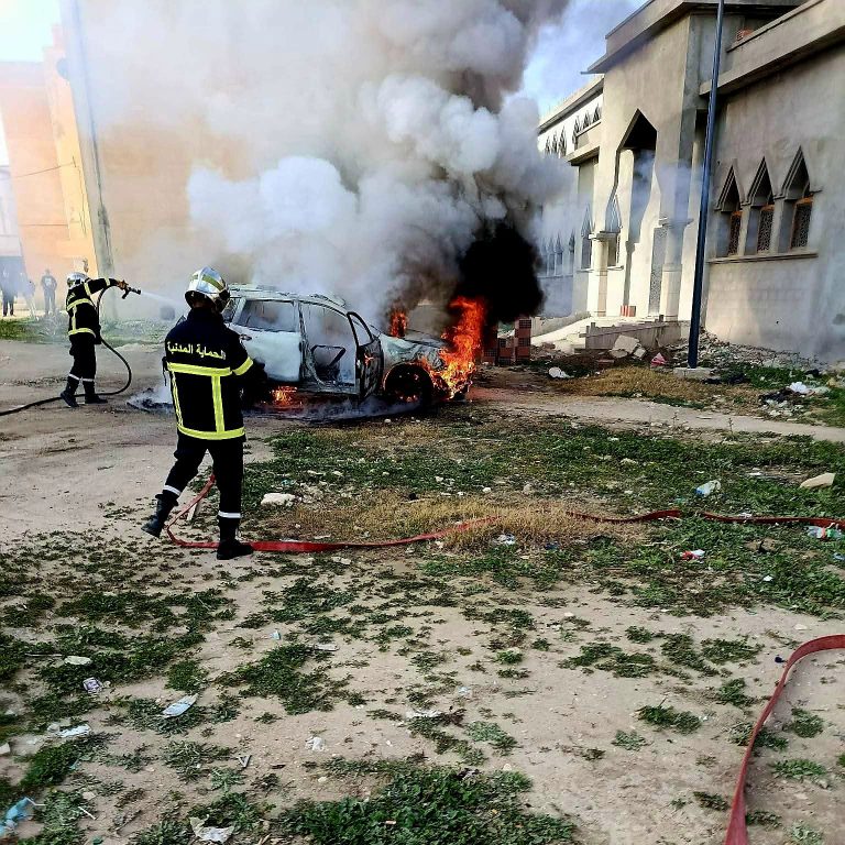 تبسة – تدخل عاجل لفائدة المواطنين إثر حريق سيارة سياحية