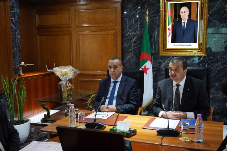 اجتماع مشترك بين وزارتي المحروقات والطاقة لتسريع إنجاز المشاريع المهيكلة