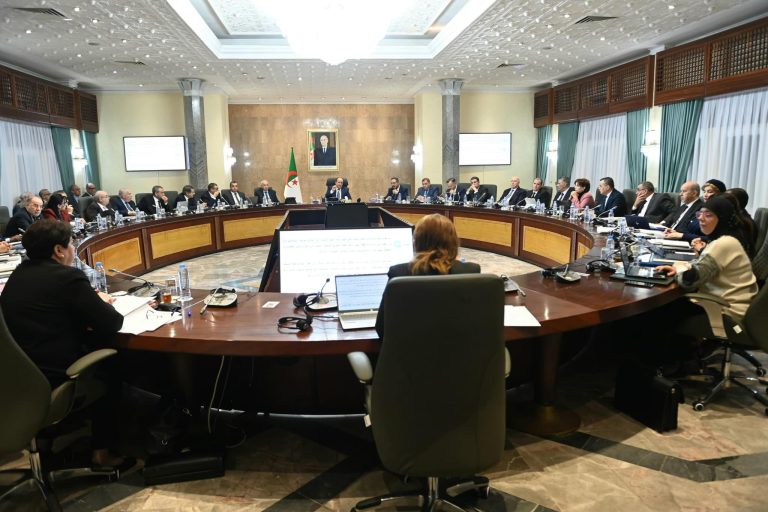 الحكومة تدرس الحصيلة السنوية وتطلق مشروع الاتصالات الفضائية لتعزيز الإنترنت الريفي