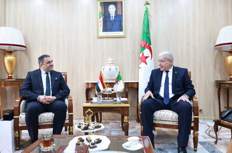 رئيس المجلس الشعبي الوطني يلتقي سفير جمهورية مصر العربية لتعزيز العلاقات الثنائية