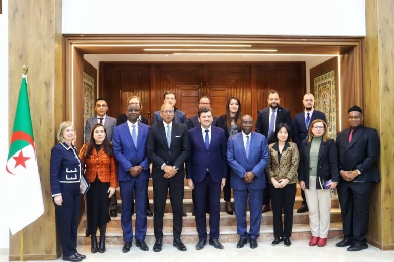 وزير الفلاحة يستقبل وفد مؤسسة التمويل الدولية لتعزيز الاستثمار الزراعي بالجزائر