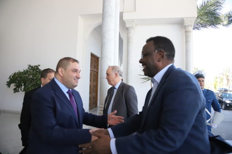 وزير العدل الجزائري يودّع نظيره الصومالي في مطار هواري بومدين