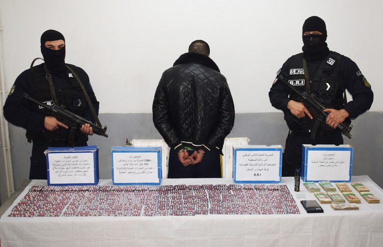 قسنطينة: توقيف مروج مخدرات وضبط آلاف الكبسولات مع استرجاع مبلغ مالي