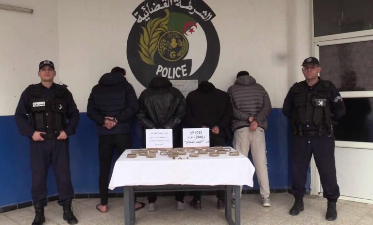 أمن العاصمة يوقف 04 أشخاص ويضبط قرابة (2,5) كلغ كيف معالج