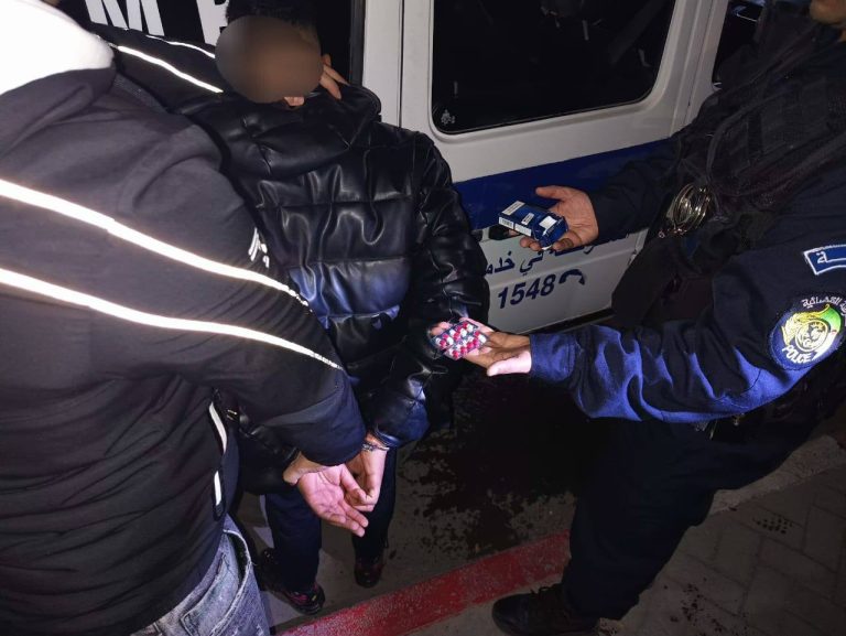 أمن دائرة علي منجلي يوقف مشتبه فيهم ويضبط مخدرات ومؤثرات عقلية خلال رمضان