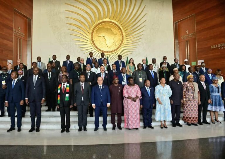 صورة جماعية للوزير الأول سيفي غريب ممثلاً لرئيس الجمهورية عبد المجيد تبون مع قادة آلية التقييم الإفريقية بمقر الاتحاد الإفريقي