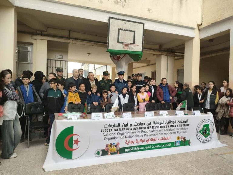 حملة توعية مرورية لتلاميذ متوسطة الشهيد مناصري صالح بولاية بجاية