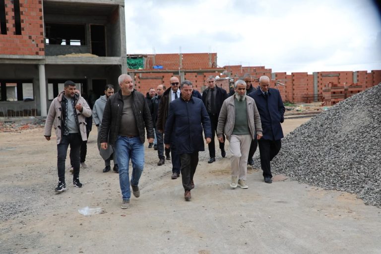 أم البواقي: والي الولاية يقود جولة ميدانية لتفقد مشاريع المدارس والطرق والتهيئة الحضرية