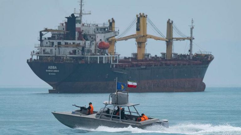 إيران تغلق مضيق هرمز وتعطل الملاحة وتؤثر على أسعار النفط والغاز عالميًا