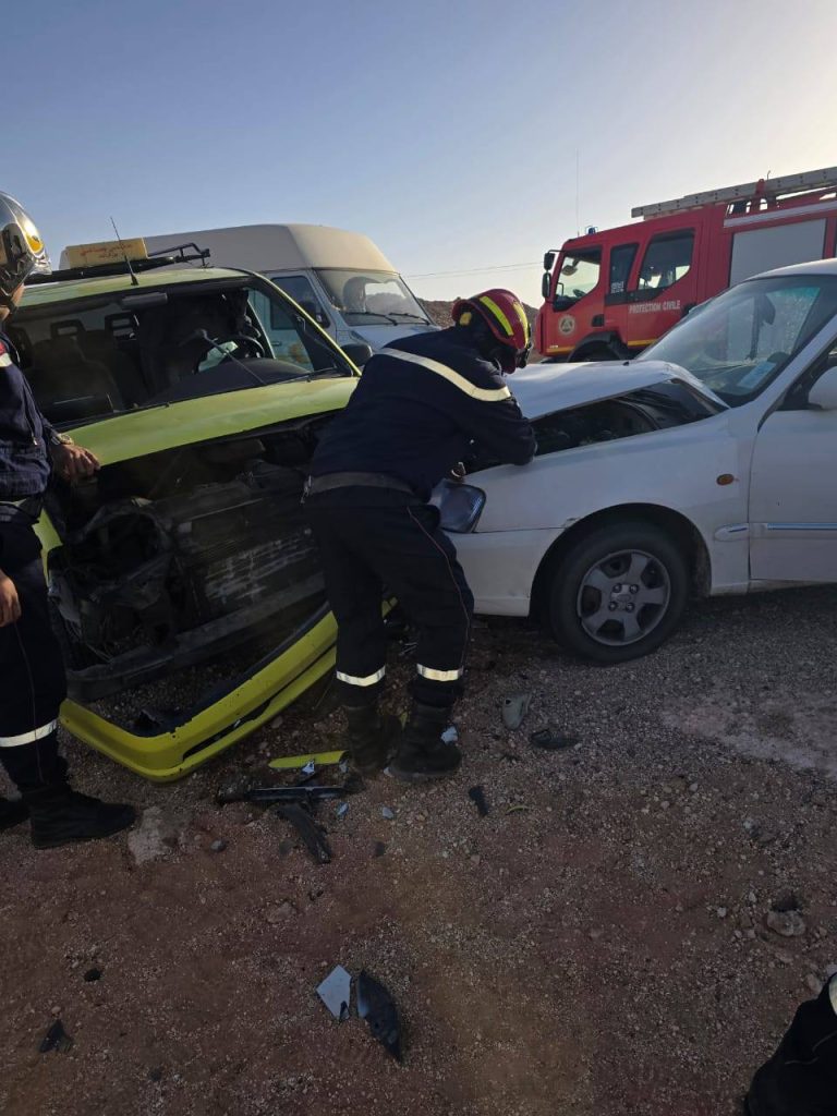 إصابة 5 أشخاص في حادث اصطدام بين سيارتين بولاية تيميمون