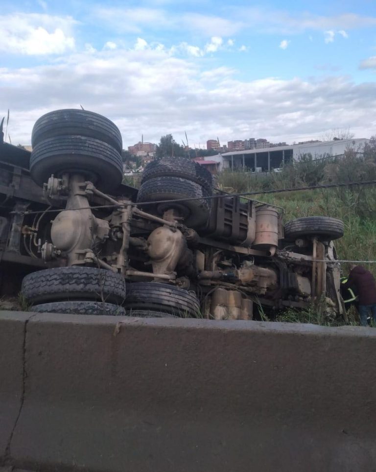 انحراف وانقلاب شاحنة على الطريق السيار A102 يسفر عن جريح