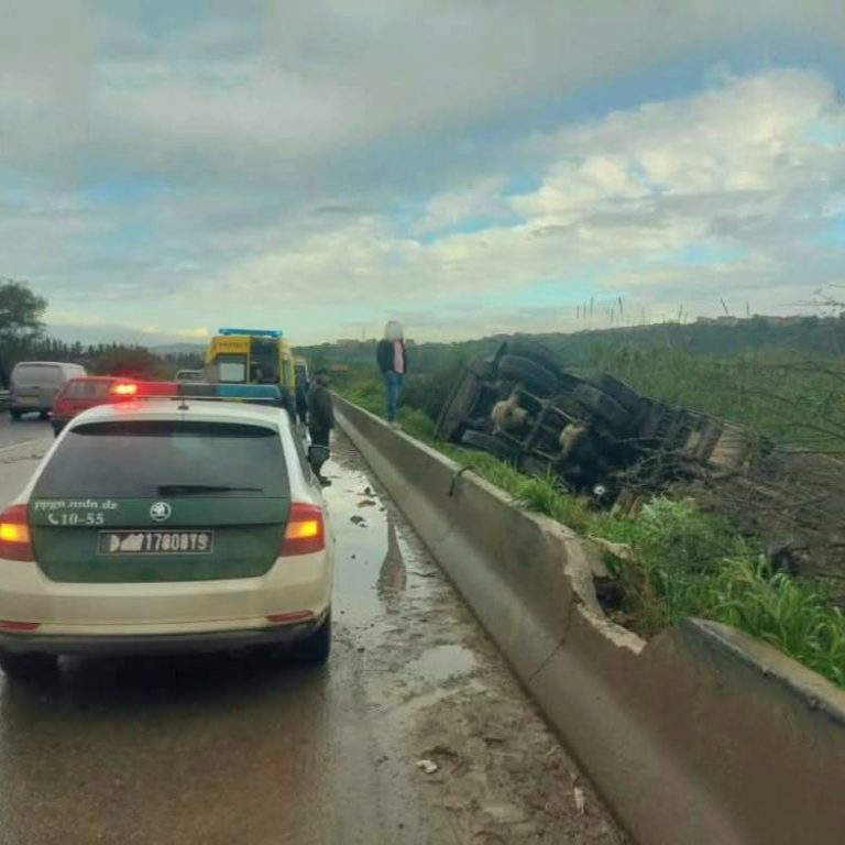 حادث مرور مادي على الطريق السريع أ102 بحي بن مرزوقة في بومرداس