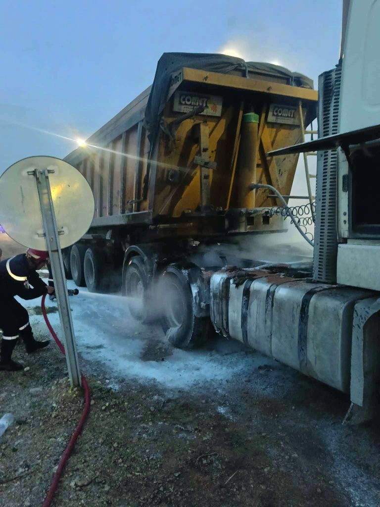 إخماد حريق شاحنة بمقطورتها بالطريق الوطني رقم 03 في بسكرة