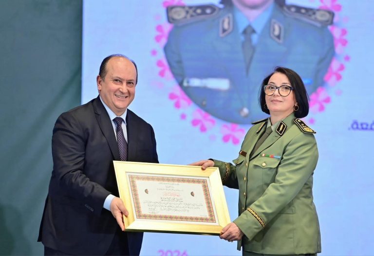 الوزير الأول يشرف على تكريم نخبة من النساء الجزائريات المبدعات بمناسبة اليوم العالمي للمرأة