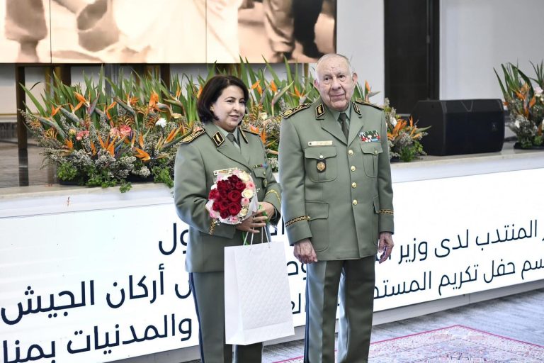 الفريق أول السعيد شنڨريحة يشرف على حفل تكريم المستخدمات العسكريات والمدنيات بوزارة الدفاع بمناسبة اليوم العالمي للمرأة