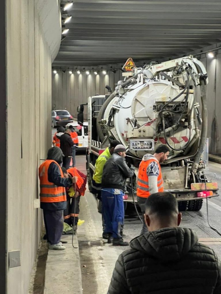 مصالح ولاية الجزائر تتدخل ميدانياً لإزالة آثار الأمطار الغزيرة وإعادة فتح الطرقات