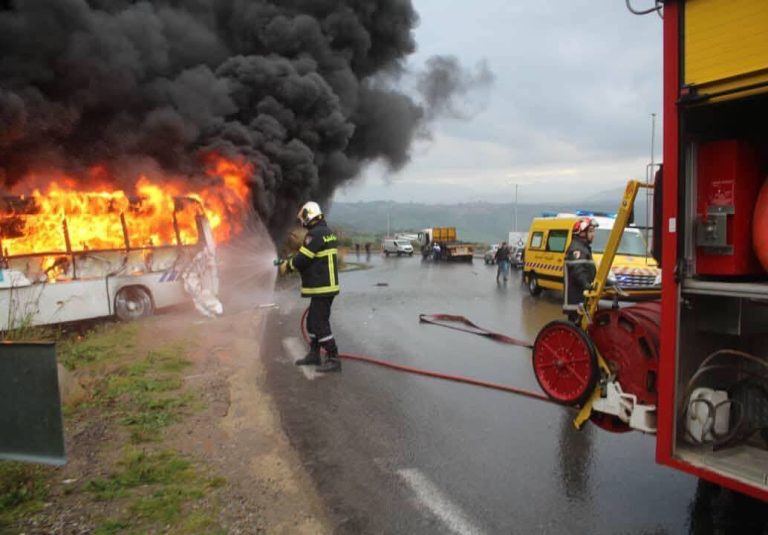اصطدام شاحنة بحافلة خارج الخدمة يسبب حريقاً في جيجل