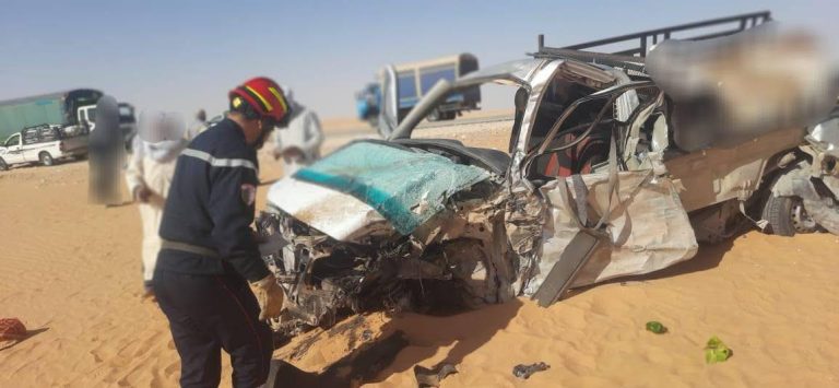 إصابة أربعة أشخاص في حادث اصطدام بين سيارة وحافلة بتيميمون
