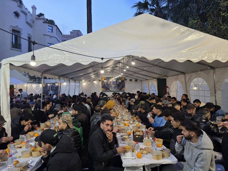 القنصلية الجزائرية ببرشلونة تنظم إفطارًا جماعيًا للجالية الجزائرية