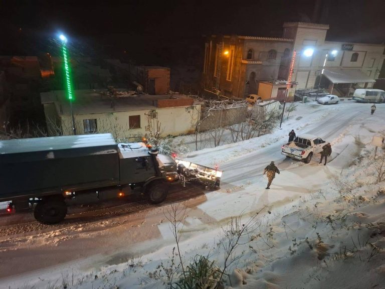 تدخل الجيش الوطني الشعبي لفتح الطريق الولائي رقم 170 بولاية سطيف بعد تراكم الثلوج