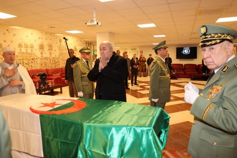 رئيس الجمهورية عبد المجيد تبون يزور جثمان الرئيس الأسبق اليامين زروال بالمستشفى العسكري