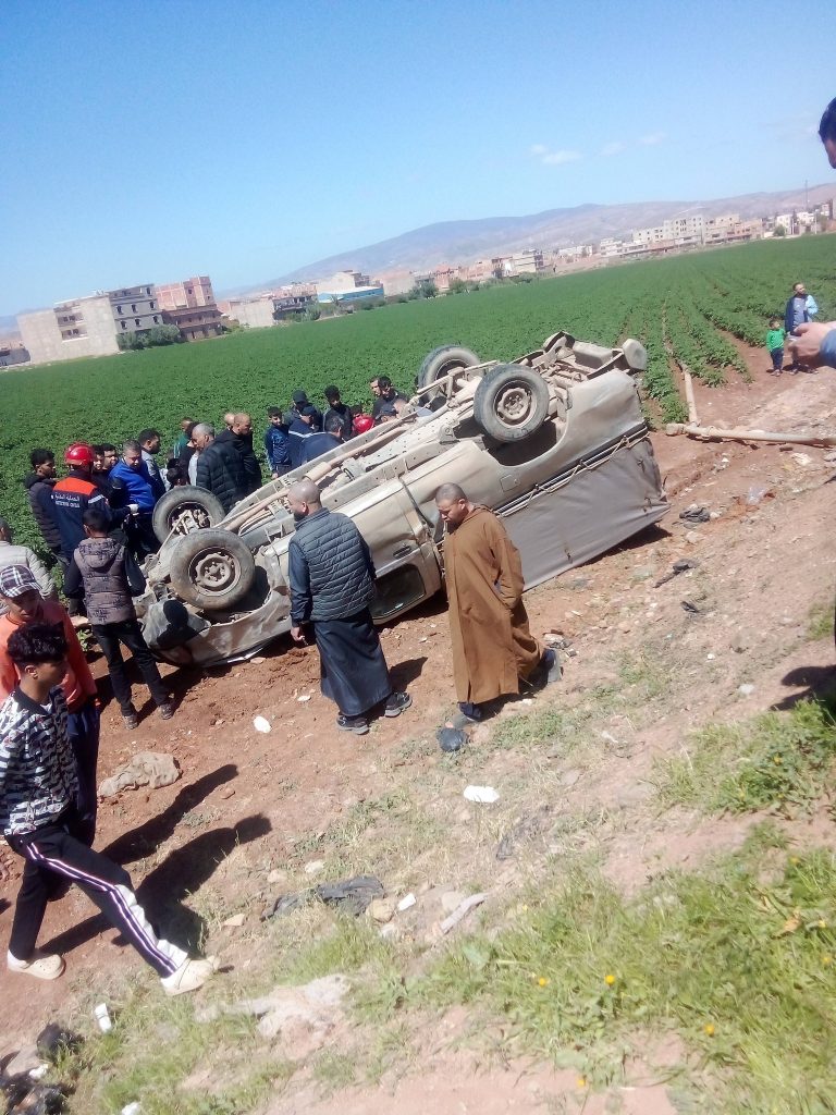 ولاية عين الدفلى انقلاب سيارة تجارية من نوع نيسان في حادث مرور خطير بالعطاف