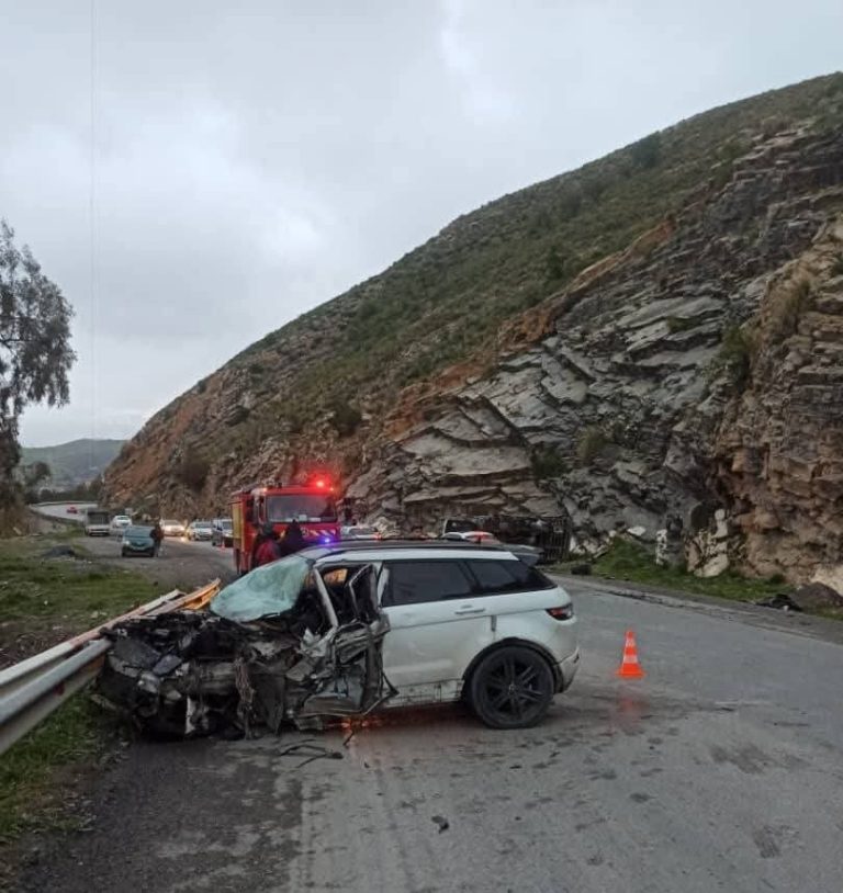 حادث مرور بسطيف يخلف 5 جرحى إثر تصادم سيارة وشاحنة وانقلابها