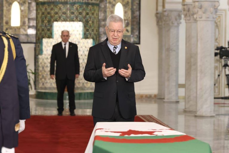 رئيس مجلس الأمة عزوز ناصري يودع الرئيس الأسبق اليامين زروال في مراسم تكريم رسمية